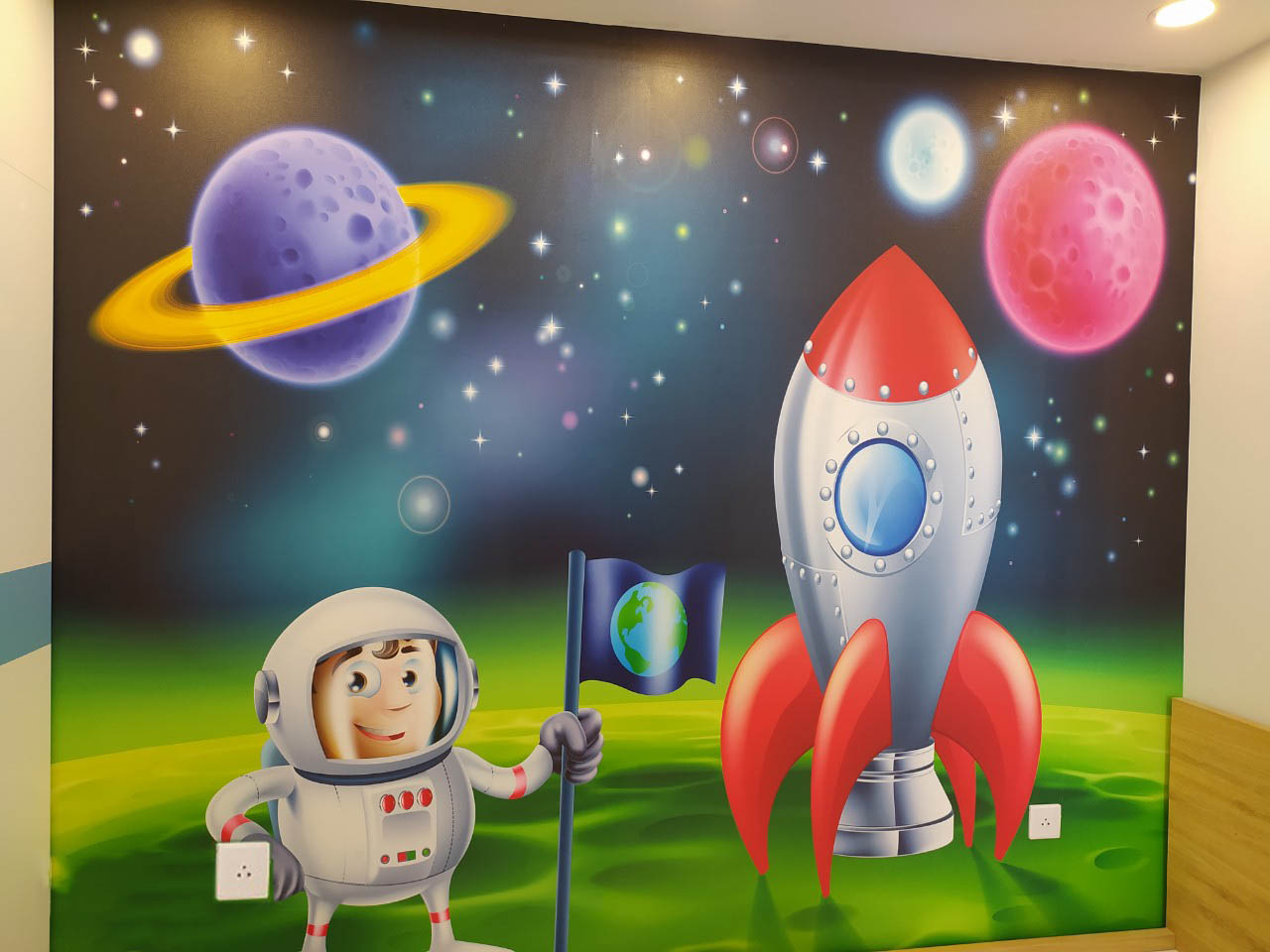 Tranh dán tường 3D phòng trẻ em tt22 của Tiến Phát, với họa tiết phi hành gia khám phá vũ trụ, siêu ngộ nghĩnh dành cho các bé yêu nhà mình